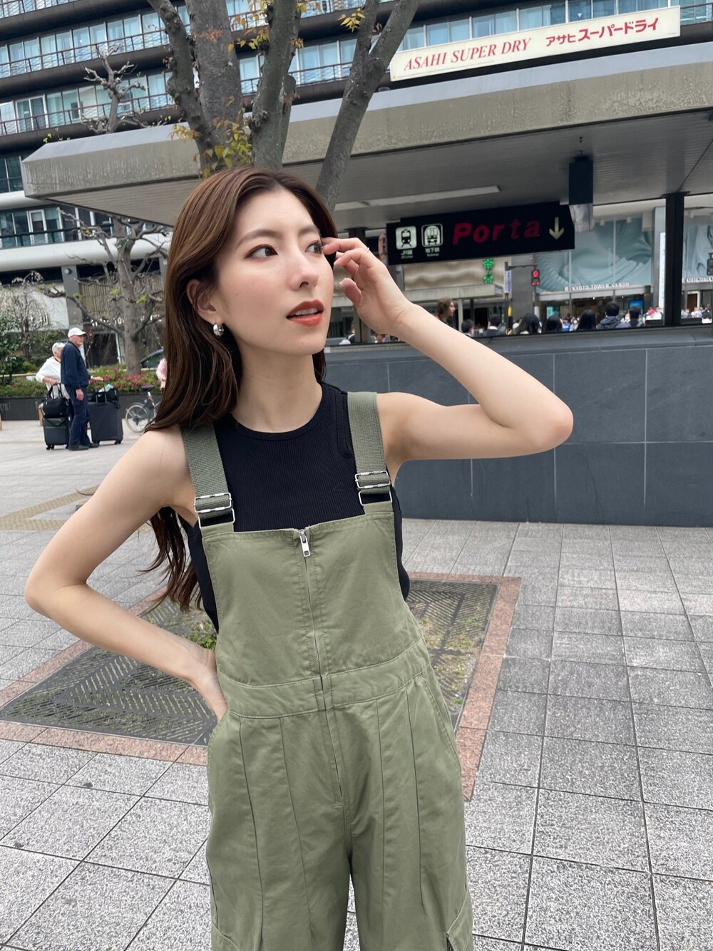 ブラック系のタンクトップ、ホワイト系のスニーカーを着用したレディースの春コーディネートの1枚目の写真