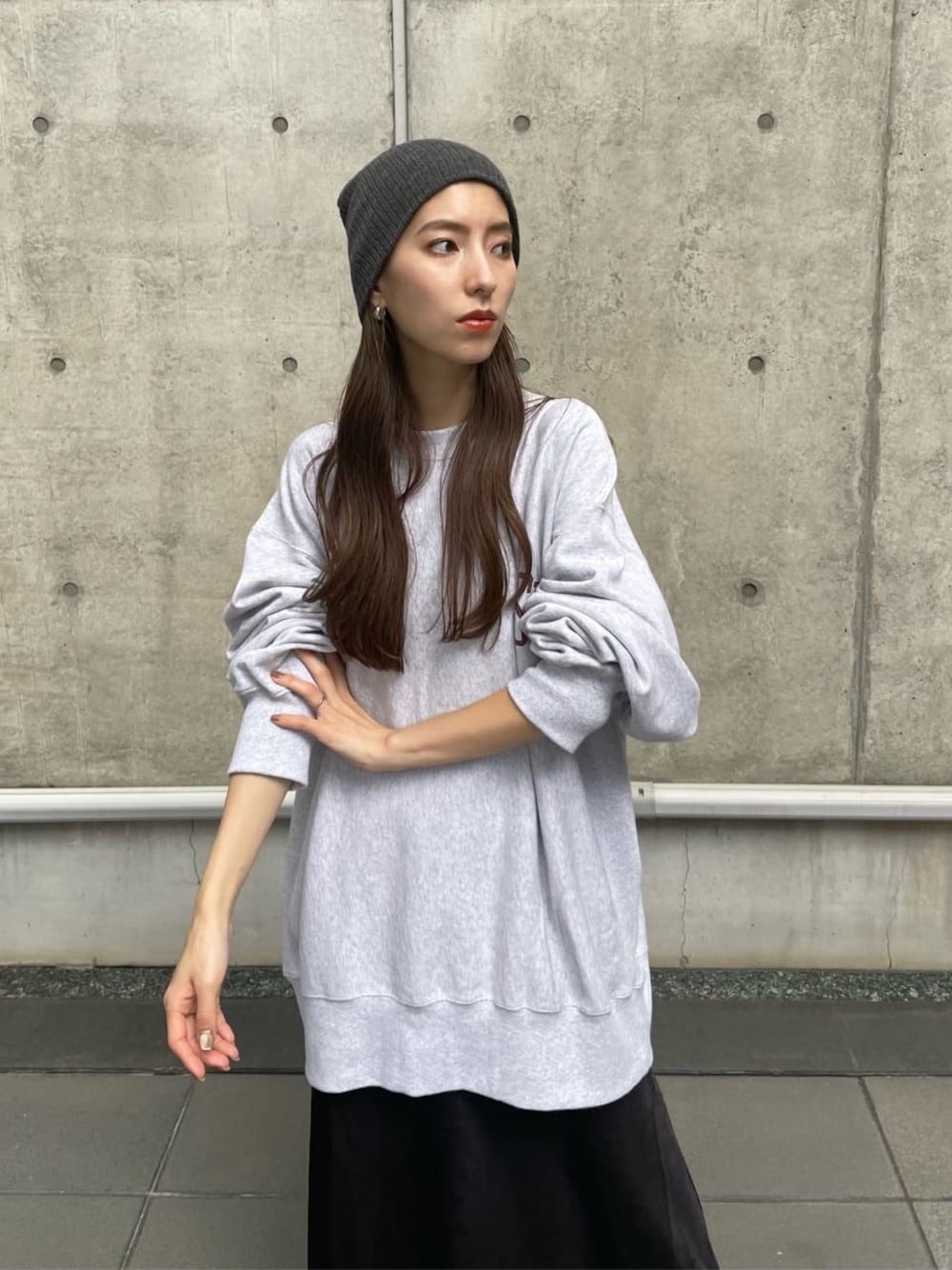ブラック系のスカート、グレー系のスウェット、グレー系のニットキャップ/ビーニーを着用したレディースの秋コーディネートの1枚目の写真