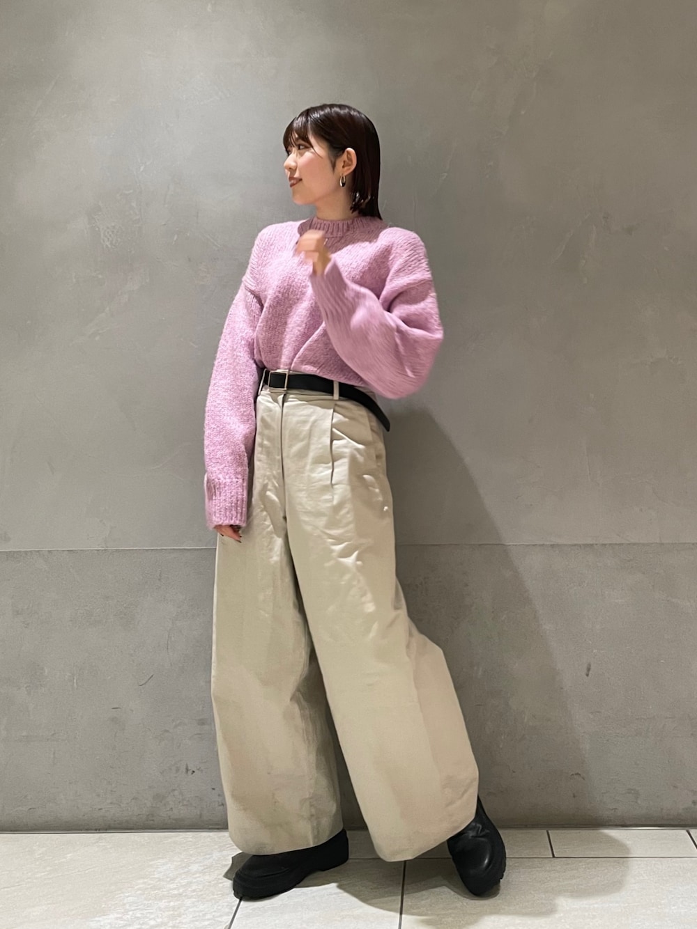 ホワイト系のその他パンツ、ピンク系のニット/セーターを着用したレディースの冬コーディネートの1枚目の写真