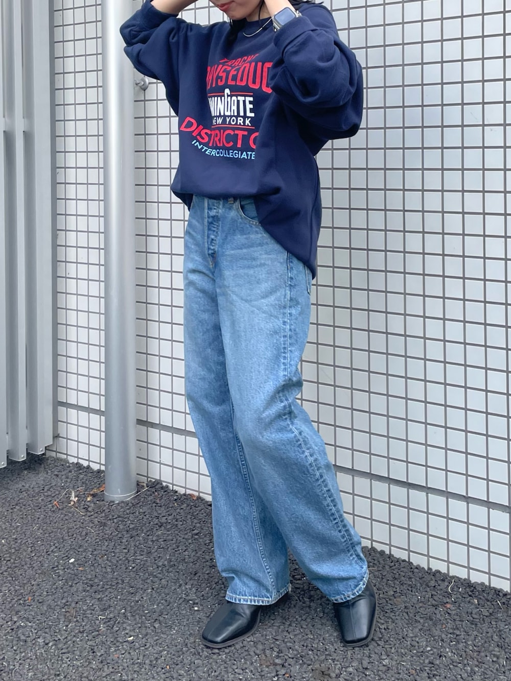 ブラック系のブーツ、ブルー系のスウェット、ブルー系のデニムパンツを着用したレディースの冬コーディネートの1枚目の写真