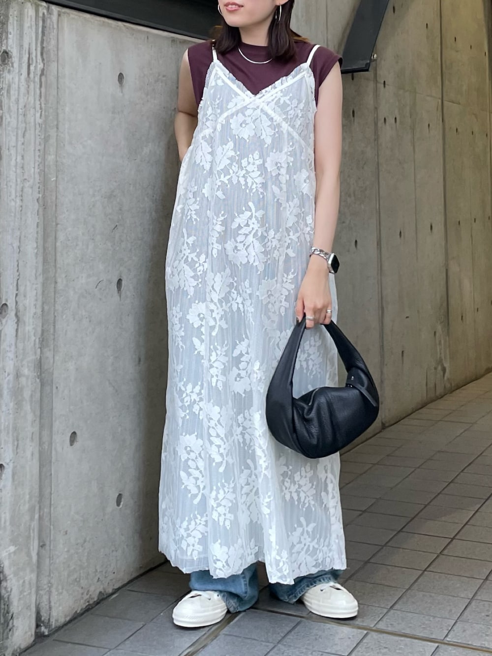 ホワイト系のワンピース、ブルー系のデニムパンツ、ブラウン系のTシャツ/カットソーを着用したレディースの夏コーディネートの1枚目の写真