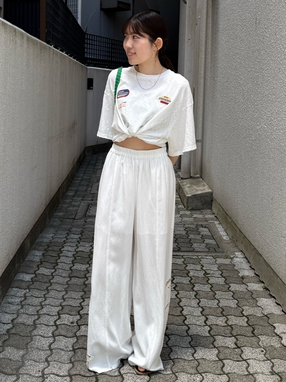 ホワイト系のその他パンツ、ブラック系のバックパック/リュック、ホワイト系のTシャツ/カットソーを着用したレディースの夏コーディネートの1枚目の写真