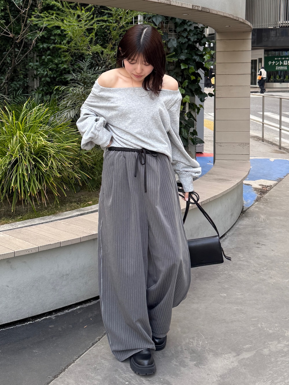 グレー系のTシャツ/カットソー、ブラック系のハンドバッグ、グレー系のその他パンツを着用したレディースの冬コーディネートの1枚目の写真