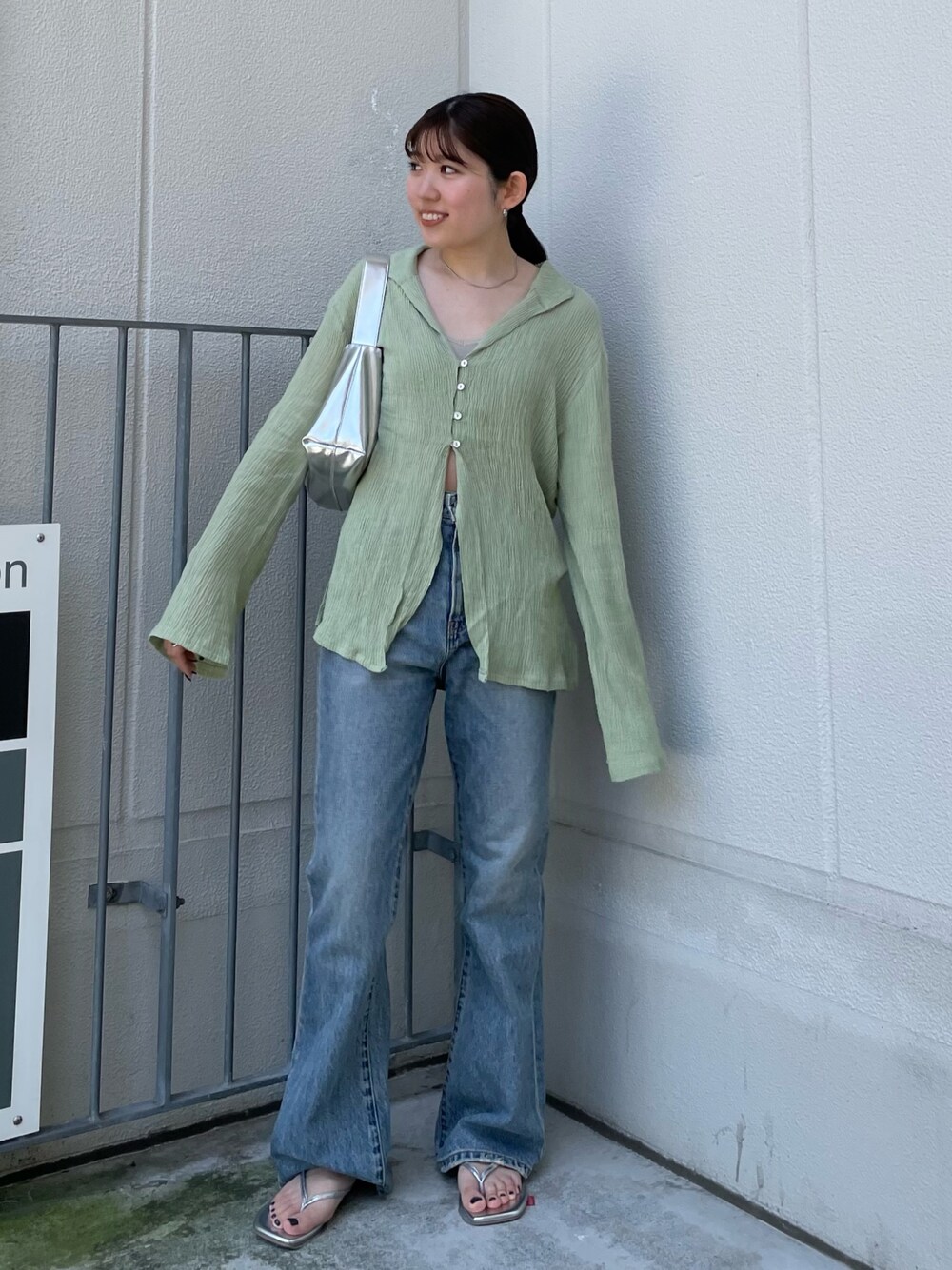 グリーン系のシャツ/ブラウス、グレー系のキャミソール、ホワイト系のエコバッグ/サブバッグを着用したレディースの夏コーディネートの1枚目の写真
