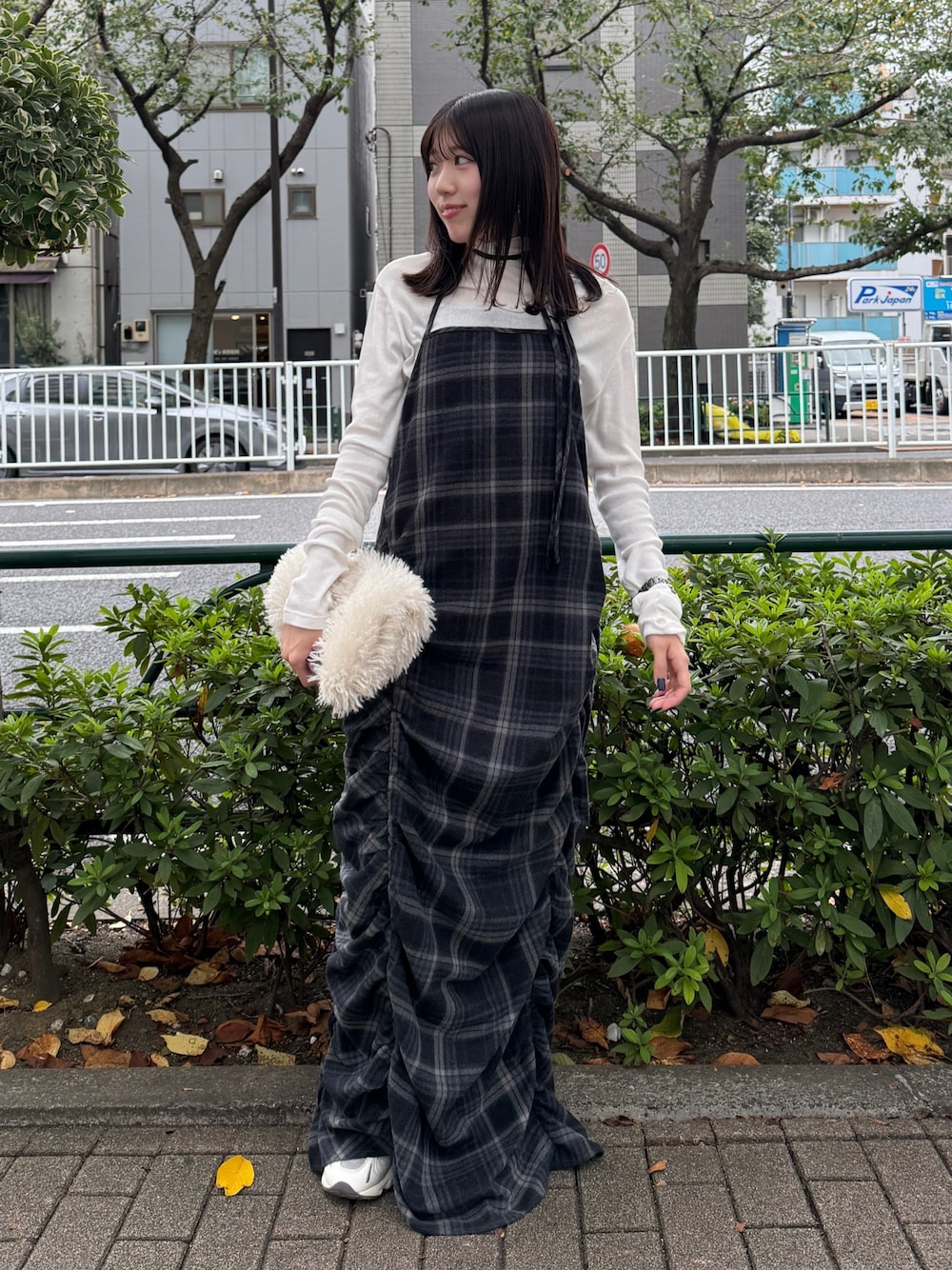グレー系のワンピース、ホワイト系のハンドバッグ、ホワイト系のTシャツ/カットソーを着用したレディースの秋コーディネートの1枚目の写真