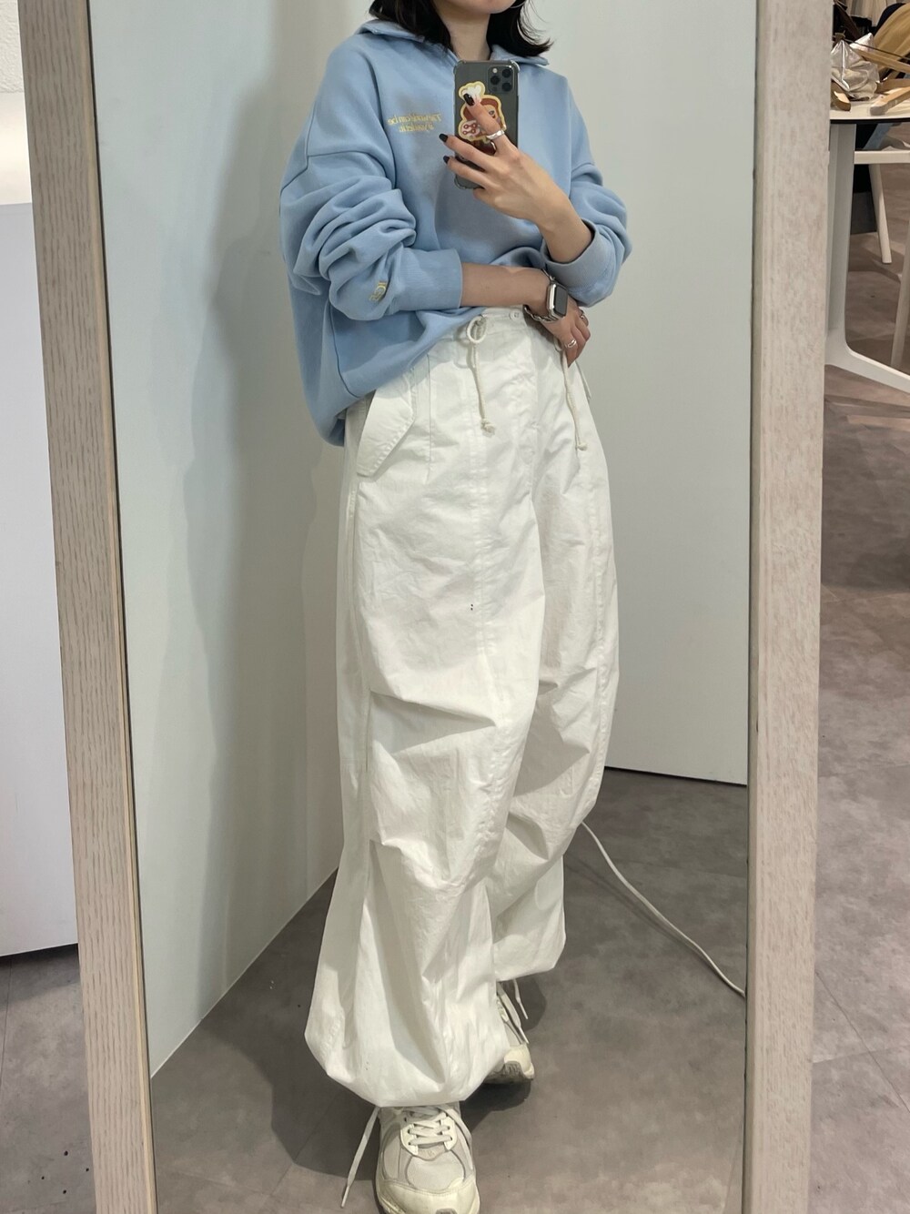ホワイト系のその他パンツ、ブルー系のスウェットを着用したレディースの冬コーディネートの1枚目の写真
