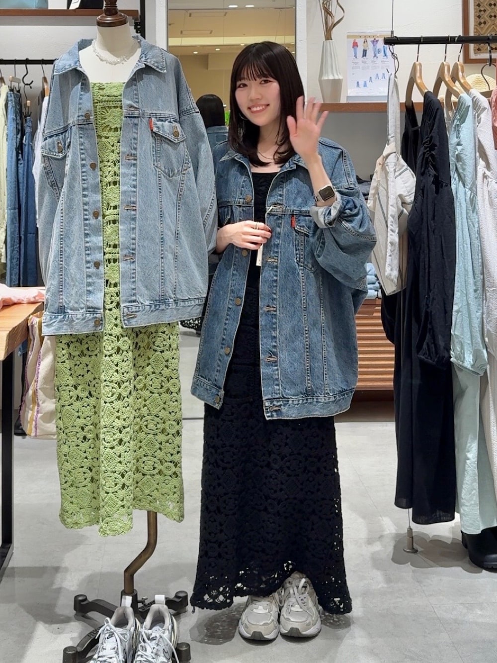 ブルー系のデニムジャケット、ブラック系のワンピースを着用したレディースの春コーディネートの1枚目の写真
