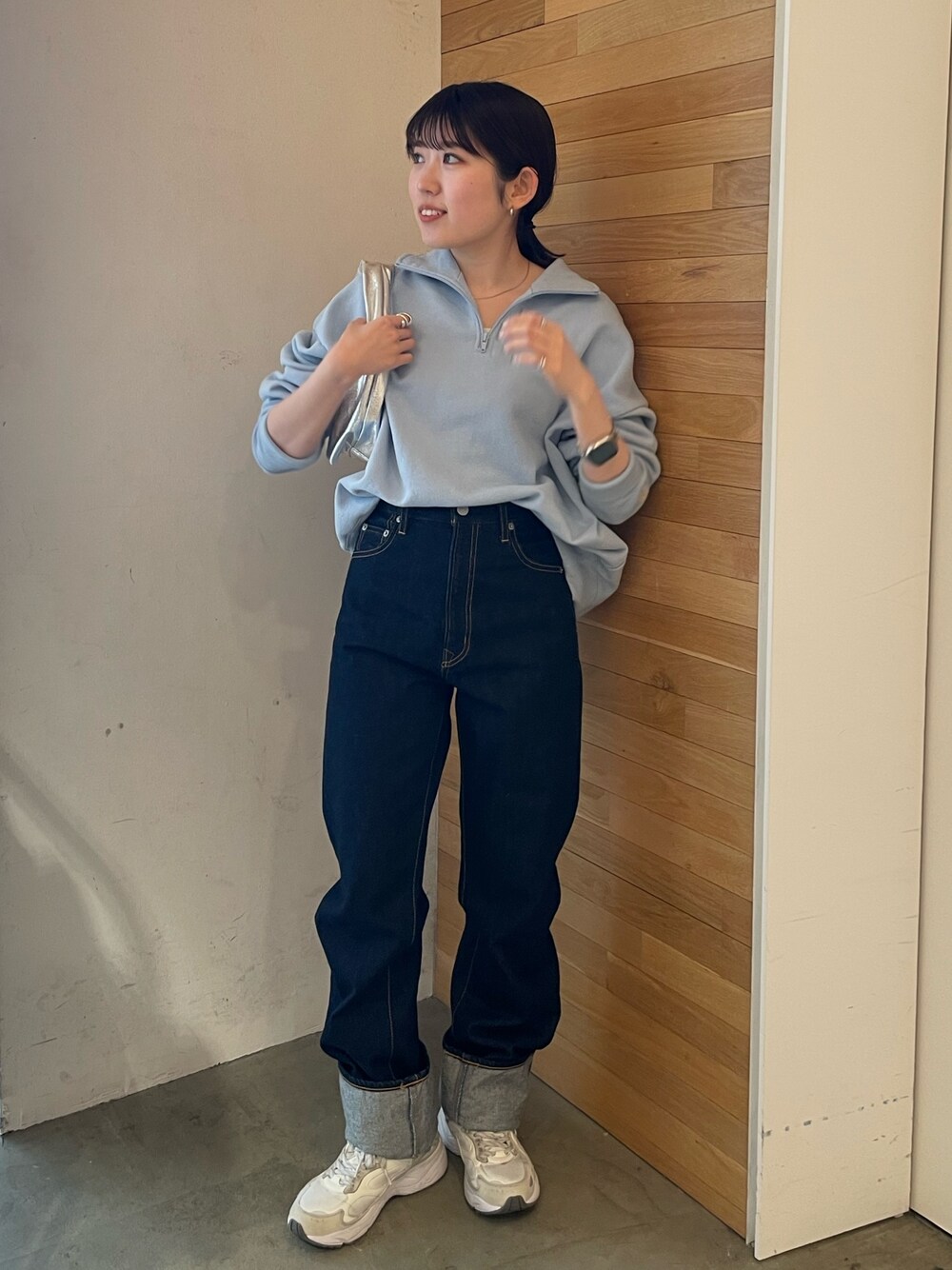 ブルー系のデニムパンツ、ブルー系のスウェットを着用したレディースの春コーディネートの1枚目の写真