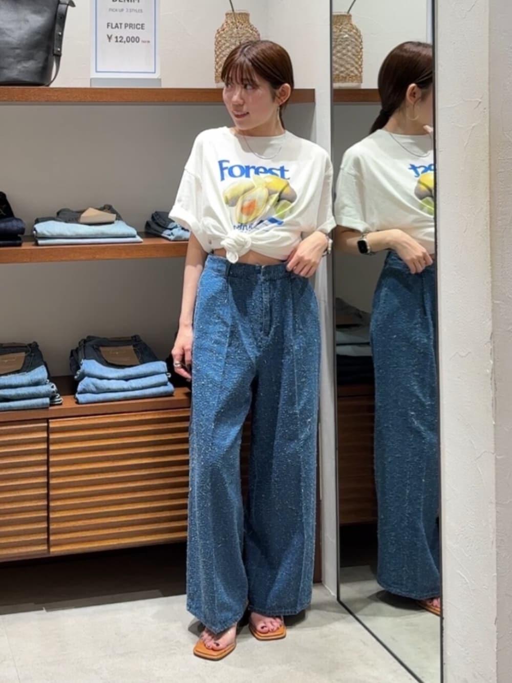 その他のサンダル、ブルー系のデニムパンツ、ホワイト系のTシャツ/カットソーを着用したレディースの春コーディネートの1枚目の写真