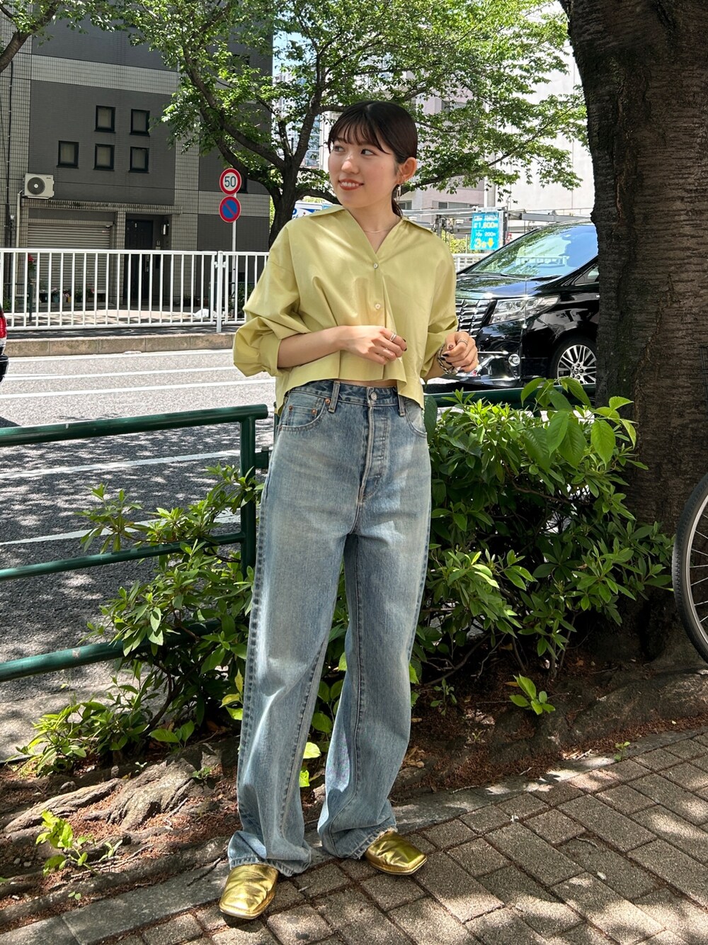 「シャツスタイル、デニム、デニムパンツ、シャツ、きれいめカジュアル」｜「Ungridの2Wayデザインシャツ（シャツ/ブラウス、グリーン系）」を使った、多田詩音さん（レディース・152cm）の夏コーディネートの1枚目の写真