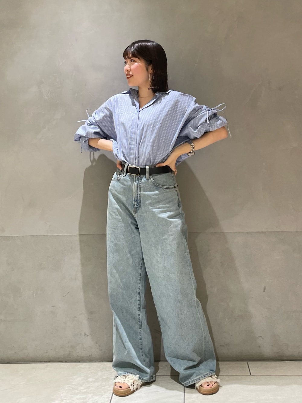 その他のシャツ/ブラウス、ブルー系のデニムパンツ、ホワイト系のサンダルを着用したレディースの春コーディネートの1枚目の写真