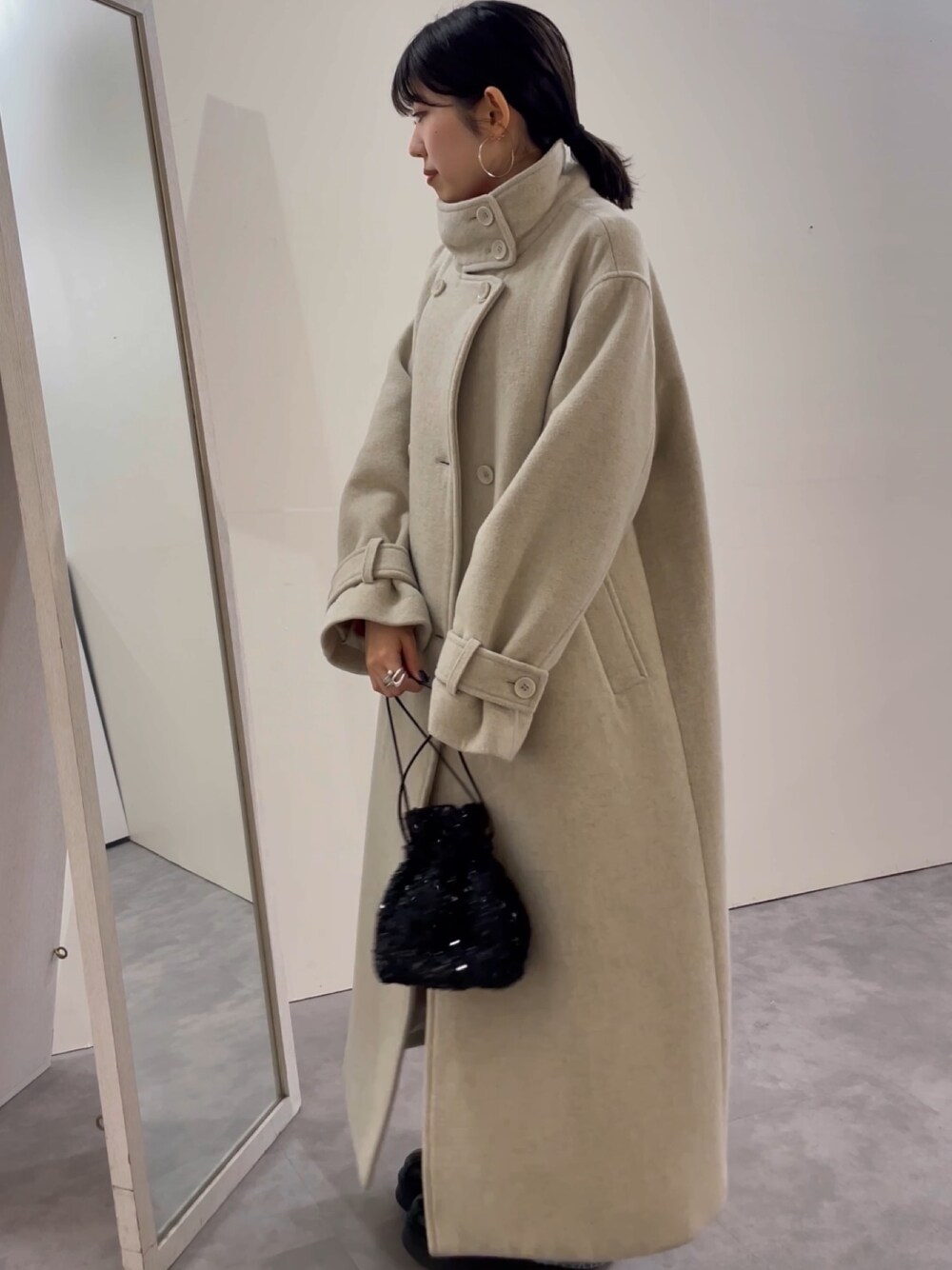 ブルー系のデニムパンツ、ブラック系のブーツ、レッド系のニット/セーターを着用したレディースの冬コーディネートの1枚目の写真