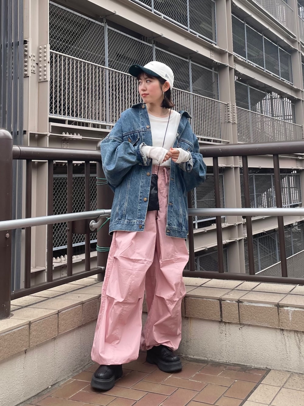 ブラック系のブーツ、ブルー系のデニムジャケット、ホワイト系のTシャツ/カットソーを着用したレディースの冬コーディネートの1枚目の写真