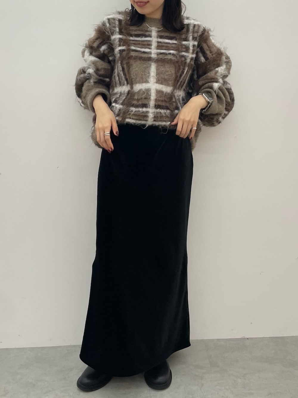 「スカート、ベロアスカート、ニット、秋カラー、カラーコーデ」｜「Ungridのワイドロングブーツ（ブーツ、ブラック系）」を使った、多田詩音さん（レディース・152cm）の秋コーディネートの1枚目の写真