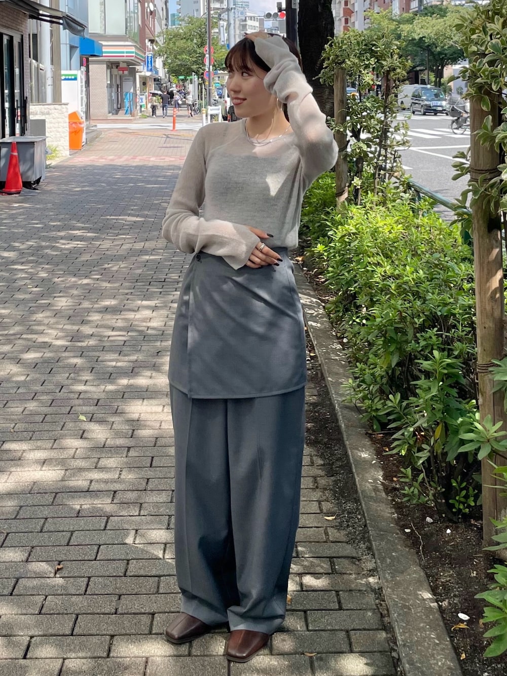 ブラウン系のブーツ、グレー系のニット/セーター、グレー系のその他パンツを着用したレディースの秋コーディネートの1枚目の写真