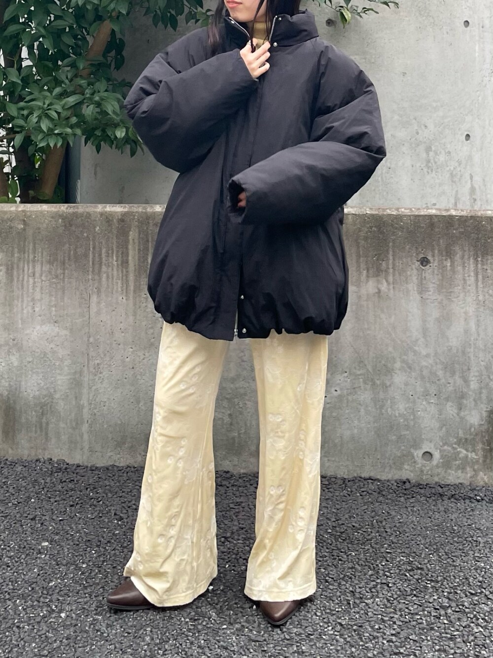 ホワイト系のキャミソール、ホワイト系のその他パンツ、ブラウン系のブーツを着用したレディースの冬コーディネートの1枚目の写真