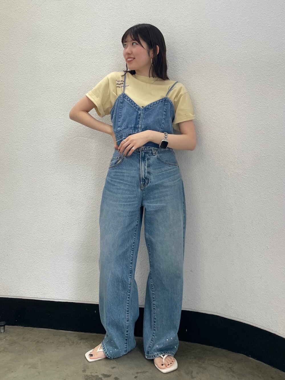 ホワイト系のサンダル、ブルー系のキャミソール、イエロー系のTシャツ/カットソーを着用したレディースの春コーディネートの1枚目の写真