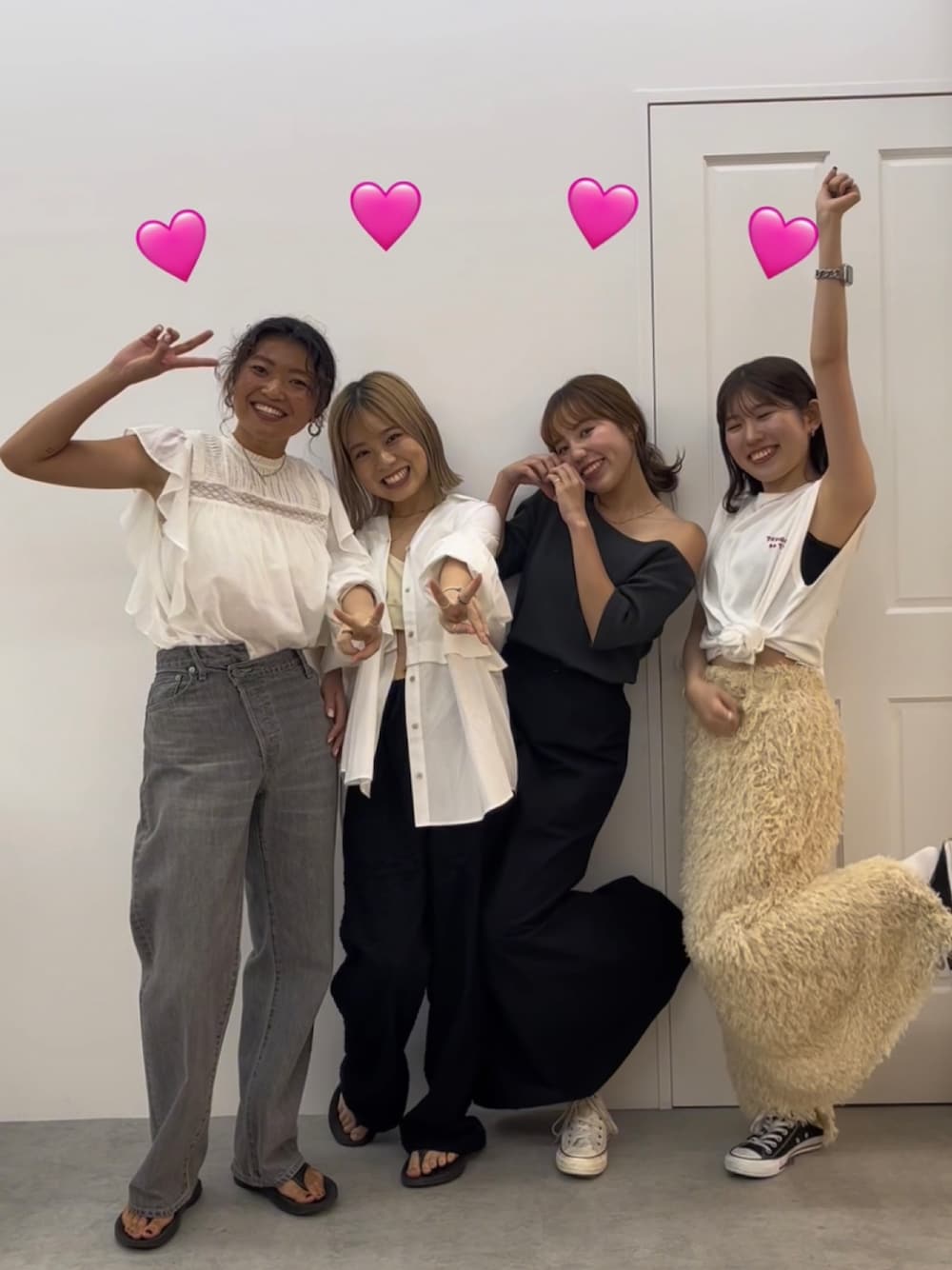ホワイト系のTシャツ/カットソー、ホワイト系のスカートを着用したレディースの夏コーディネートの1枚目の写真