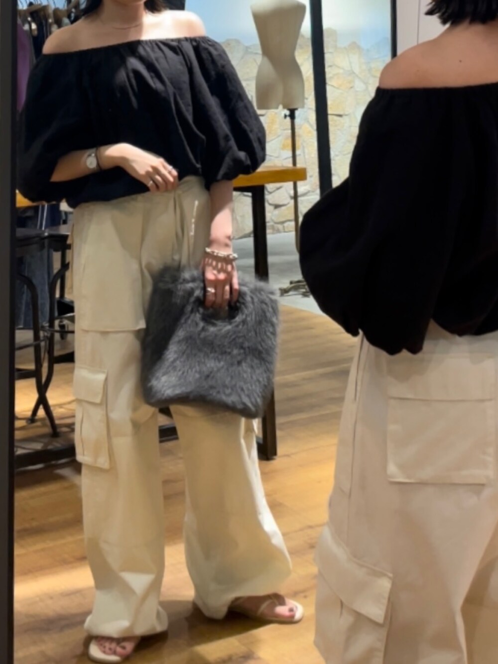 ホワイト系のサンダル、グレー系のハンドバッグ、ブラック系のシャツ/ブラウスを着用したレディースの夏コーディネートの1枚目の写真