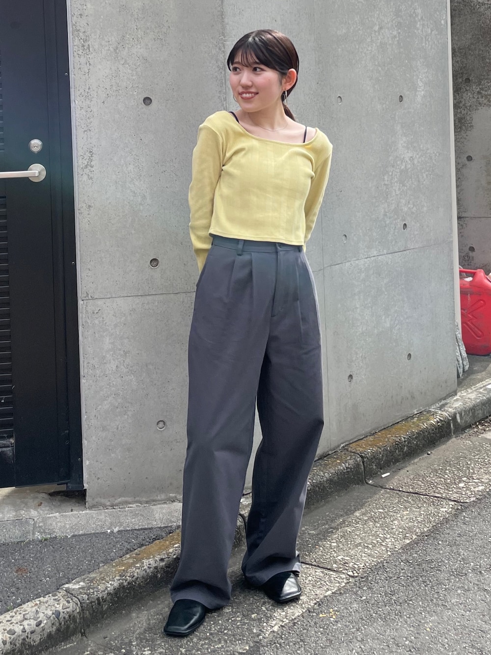 ブラック系のキャミソール、ブラック系のローファー、グリーン系のTシャツ/カットソーを着用したレディースの夏コーディネートの1枚目の写真