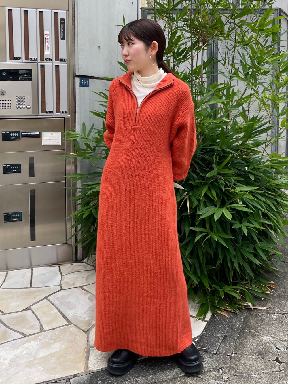 「ワンピース、春ニット、秋冬コーデ、低身長女子」｜「Ungridの【WEB限定】ハイネックジップニットワンピース（ワンピース、オレンジ系）」を使った、多田詩音さん（レディース・152cm）の秋コーディネートの1枚目の写真