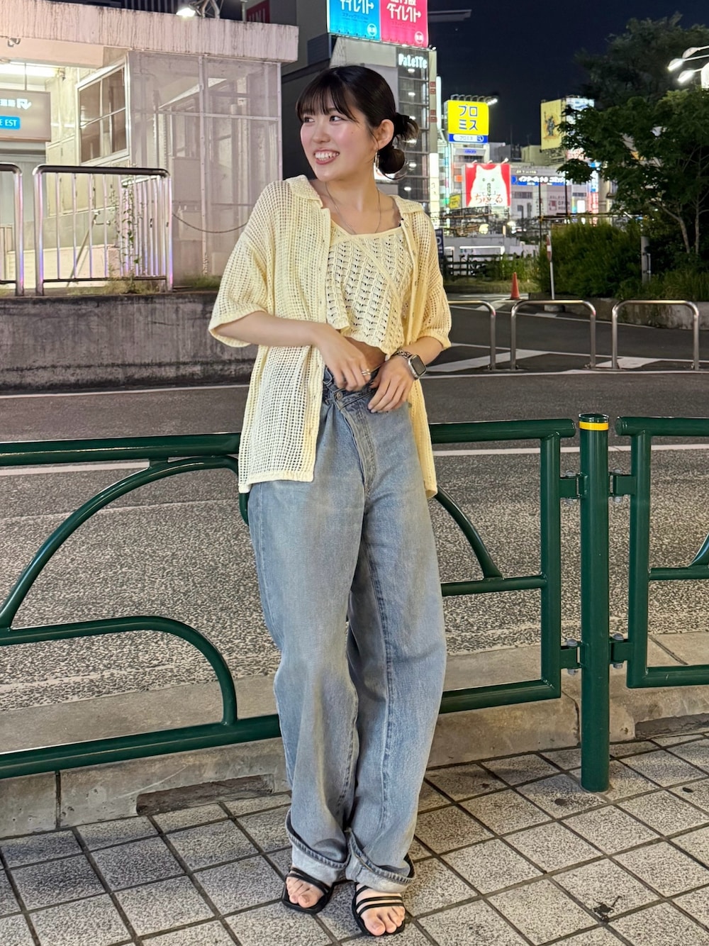 ブルー系のデニムパンツ、ホワイト系のカーディガン/ボレロを着用したレディースの春コーディネートの1枚目の写真