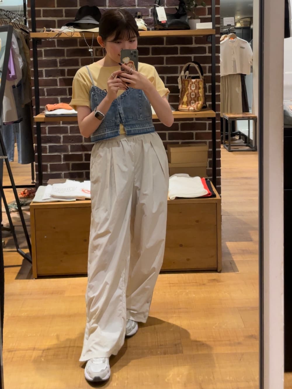 ホワイト系のその他パンツ、ブルー系のキャミソール、イエロー系のTシャツ/カットソーを着用したレディースの夏コーディネートの1枚目の写真