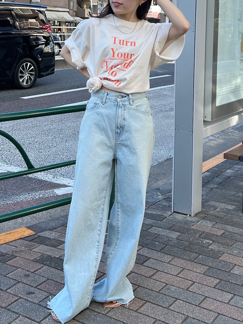 「デニムパンツ、デニムコーデ、デニム、Tシャツ、Tシャツ×デニム、Tシャツコーデ、カジュアルコーデ、カジュアル、カットオフ、カットオフデニム、バギーデニム、夏服コーデ、ゆるコーデ、夏ファッション、夏服」｜「Ungridのカットオフバギールーズデニム（デニムパンツ、ブルー系）」を使った、多田詩音さん（レディース・152cm）の夏コーディネートの1枚目の写真