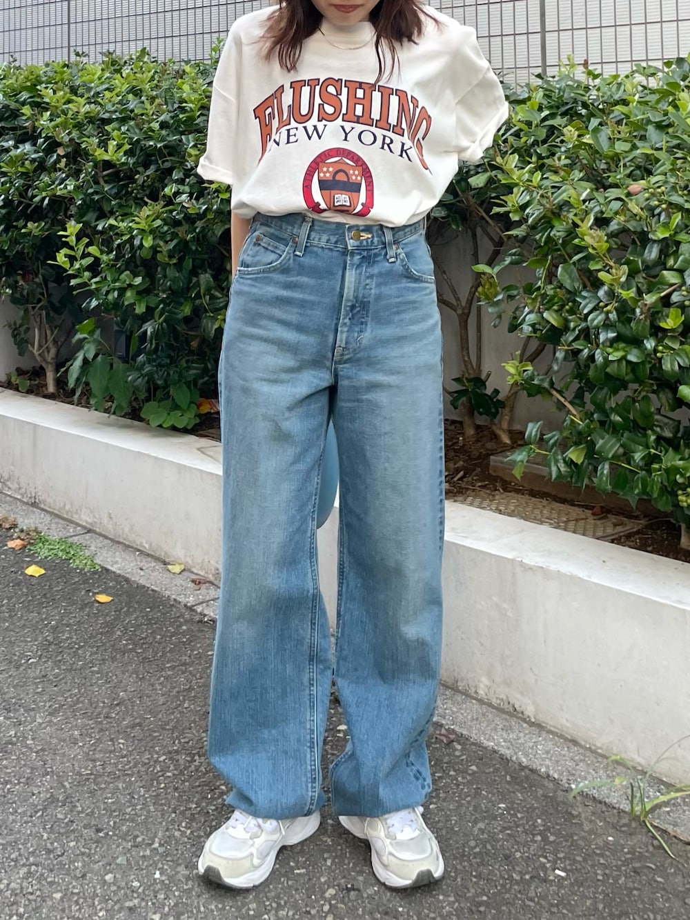 ホワイト系のTシャツ/カットソー、ブルー系のハンドバッグ、ブルー系のデニムパンツを着用したレディースの夏コーディネートの1枚目の写真