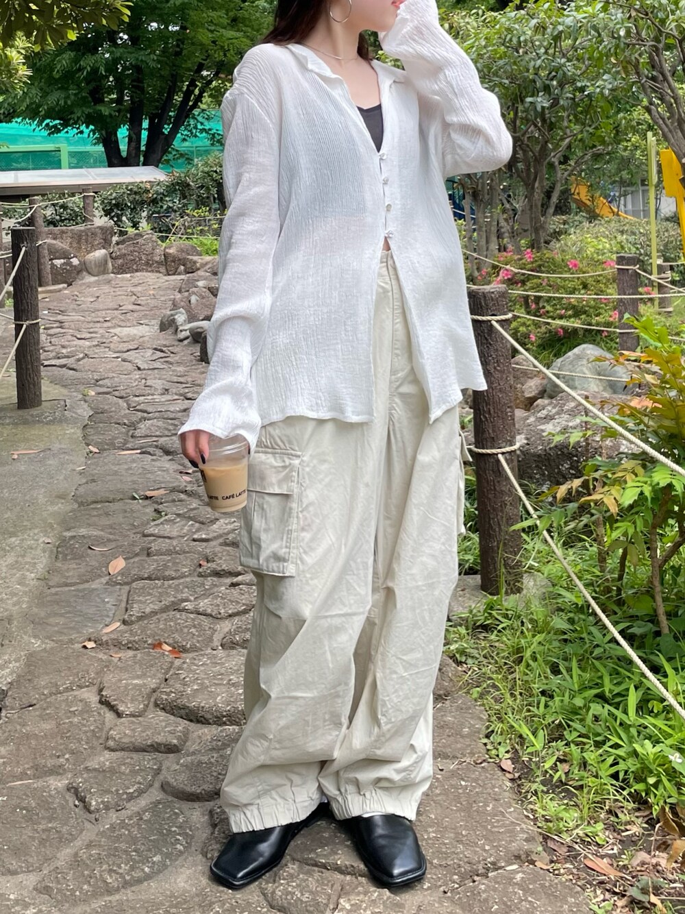 ブラック系のキャミソール、ホワイト系のシャツ/ブラウス、ホワイト系のカーゴパンツを着用したレディースの夏コーディネートの1枚目の写真