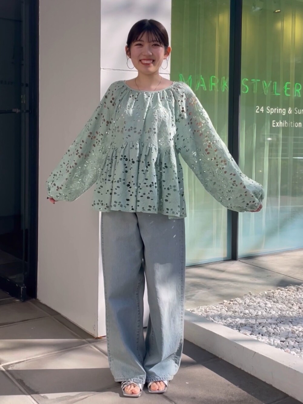 ブルー系のデニムパンツ、グリーン系のシャツ/ブラウスを着用したレディースの冬コーディネートの1枚目の写真