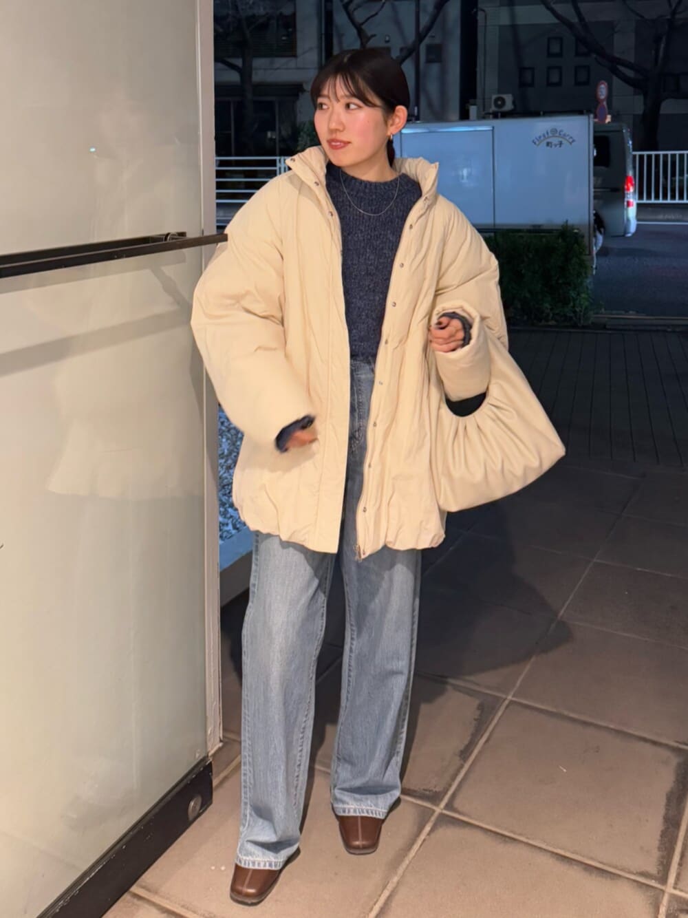 ブラウン系のブーツ、ブルー系のデニムパンツ、ホワイト系のブルゾンを着用したレディースの冬コーディネートの1枚目の写真