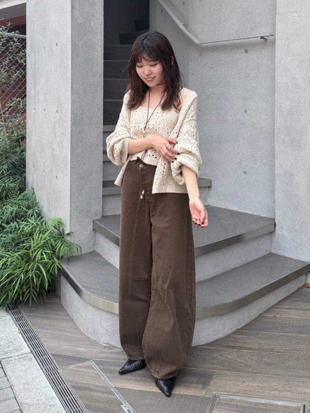 ブラウン系のデニムパンツ、ブラック系のその他シューズを着用したレディースの夏コーディネートの1枚目の写真