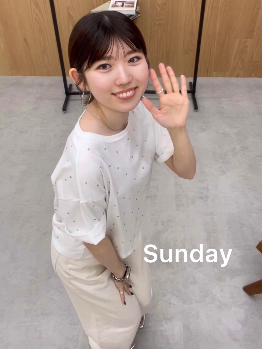 ホワイト系のデニムパンツ、シルバー系のサンダル、ホワイト系のTシャツ/カットソーを着用したレディースの春コーディネートの1枚目の写真