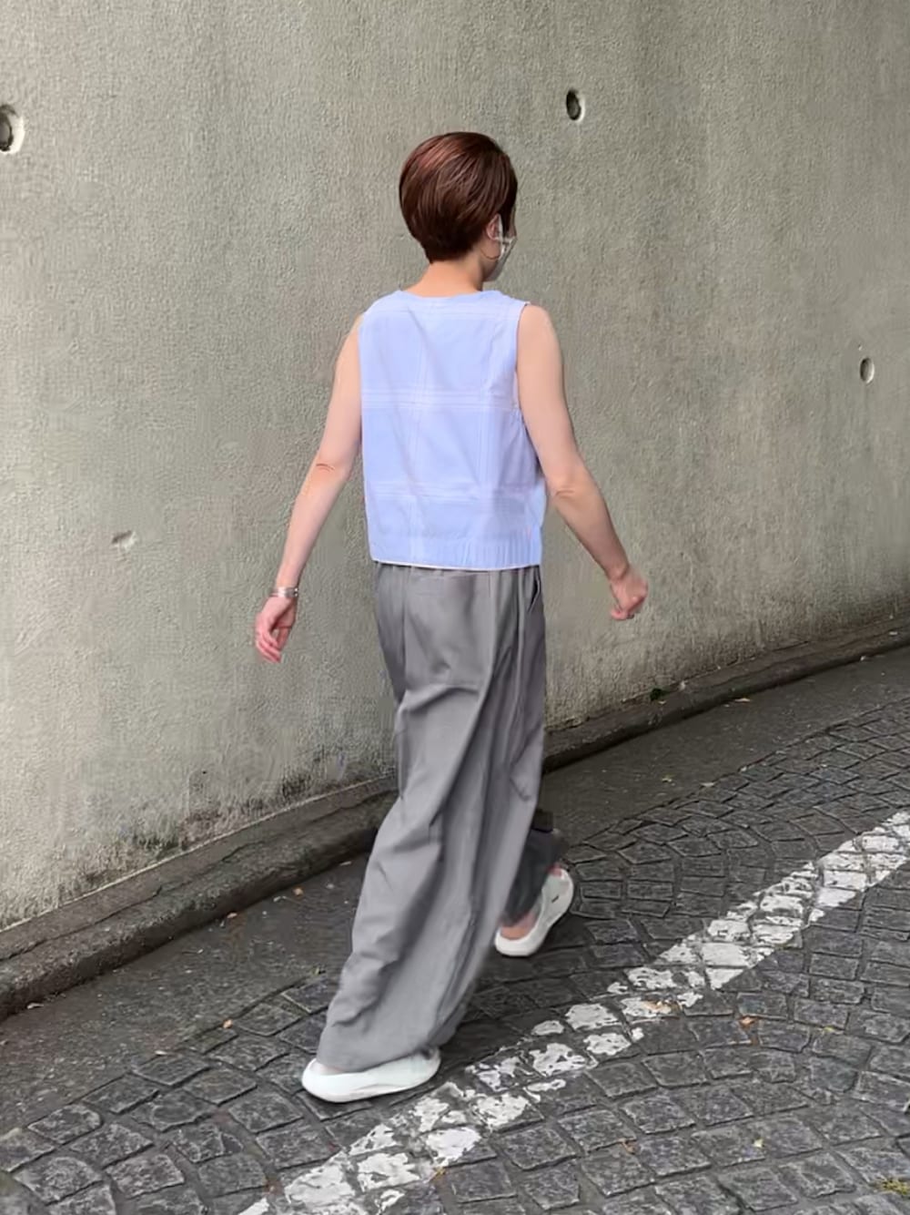 ブルー系のシャツ/ブラウス、グレー系のカーゴパンツ、ホワイト系のサンダルを着用したレディースの夏コーディネートの1枚目の写真