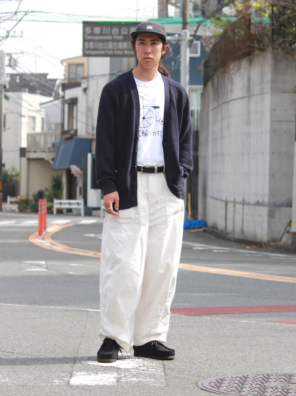 ブルー系のカーディガン/ボレロ、ブラック系のモカシン/デッキシューズ、ホワイト系のカーゴパンツを着用したメンズの春コーディネートの1枚目の写真