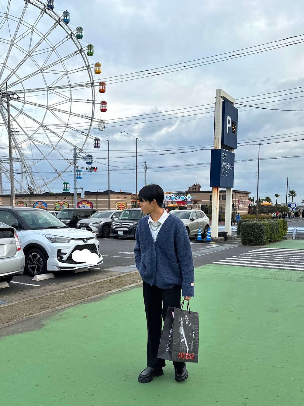 「高校生、WEARyouthコーデ、カーディガン、秋っぽコーデ更新中、初秋コーデ、休日スタイル、ローファー、今日のコーデ、お洒落さんとつながりたい、デートコーデ、いいね、save、フォローお願いします🤑、きれいめコーディネート、いいね返し、フレアパンツ、韓国ファッション」｜「Rocky MonroeのTRストレッチ センタープレス ブーツカットフレアスラックスパンツ 美シルエット（スラックス、ブラック系）」を使った、ユースケさん（メンズ・167cm）の秋コーディネートの1枚目の写真