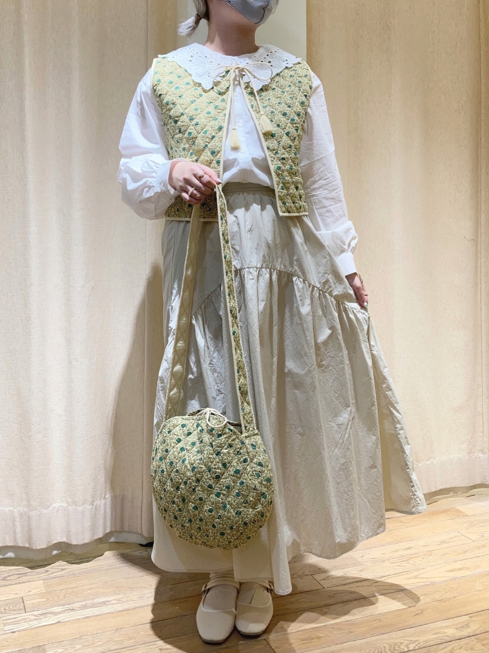小花柄リバーシブルキルティングベストを使った人気ファッション