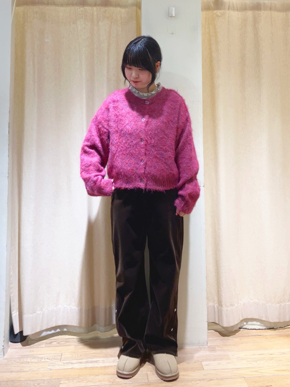 グレー系のTシャツ/カットソー、レッド系のカーディガン/ボレロ、ブラウン系のその他パンツを着用したレディースの冬コーディネートの1枚目の写真