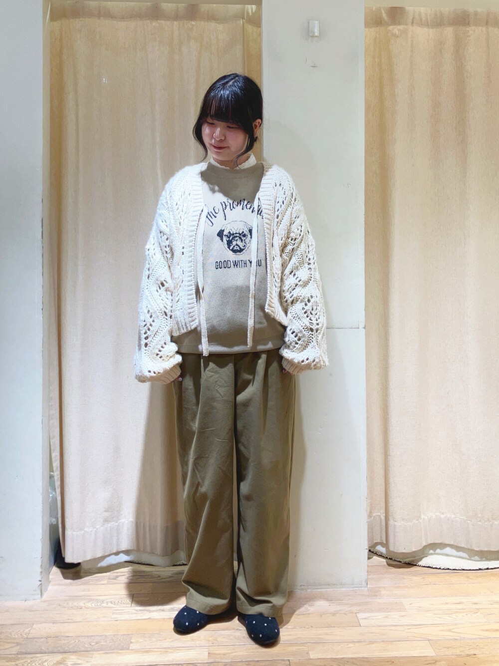 ホワイト系のシャツ/ブラウス、ベージュ系のニット/セーター、ホワイト系のカーディガン/ボレロを着用したレディースの冬コーディネートの1枚目の写真