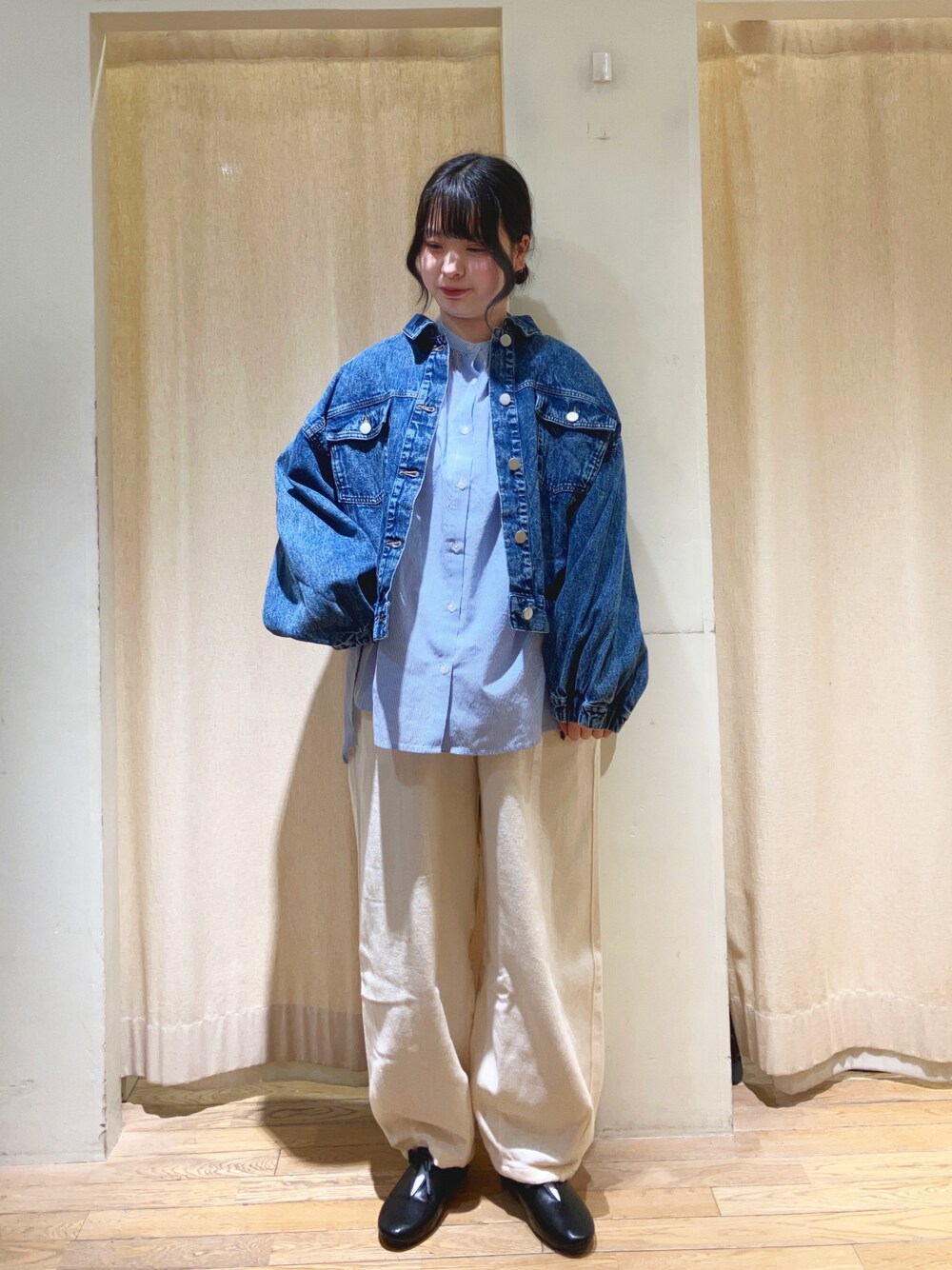 「Samansa Mos2、サマンサ モスモス(Samansa Mos2)、春コーデ、カジュアル、デニムジャケット、バンドカラーシャツ、コクーンパンツ」｜「Samansa Mos2のケミカルウォッシュデニムGジャン（ノーカラージャケット、ブルー系）」を使った、春さん（レディース・157cm）の春コーディネートの1枚目の写真