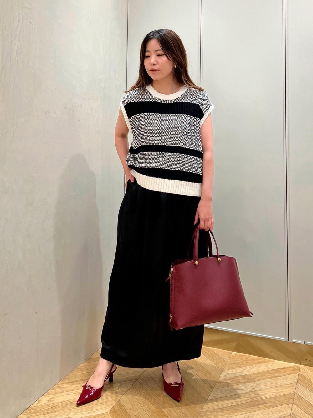 「キャミワンピ、サテン、レッド、スクエア、スクエアバッグ、ボルドー、ワインレッド、ブラック、ニット、クルーネック、ボーダー、フレンチスリーブ、ポインテッドトゥ、ヒール、初夏コーデ」｜「E'PORの【E'POR】Y BAG Medium【メディア掲載】（ハンドバッグ、レッド系）」を使った、Hiyoさん（レディース・153cm）の秋コーディネートの1枚目の写真