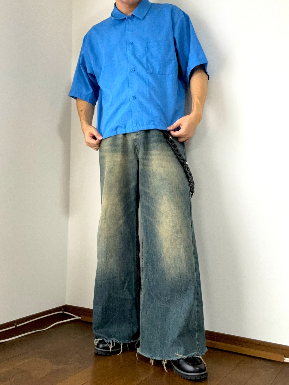 ブルー系のシャツ/ブラウス、ブルー系のデニムパンツ、ブラック系のローファーを着用したメンズの夏コーディネートの1枚目の写真