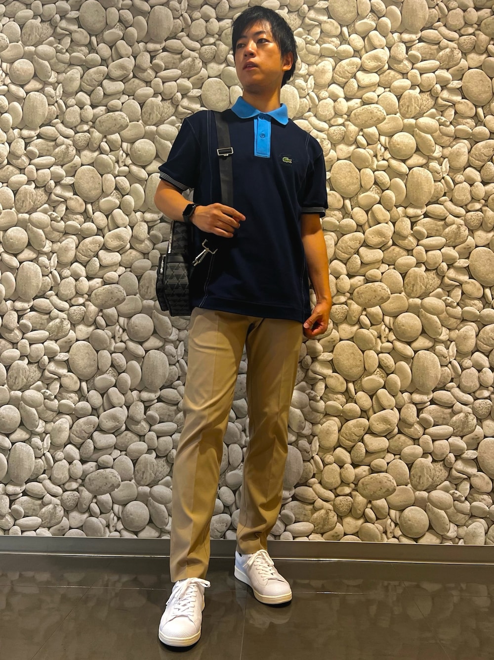 「初夏コーデ、ポロシャツ、LACOSTE、メンズファッション」｜「LACOSTEのカラー配色切り替えポロシャツ（ポロシャツ、ブルー系）」を使った、yamadaさん（メンズ・172cm）の夏コーディネートの1枚目の写真