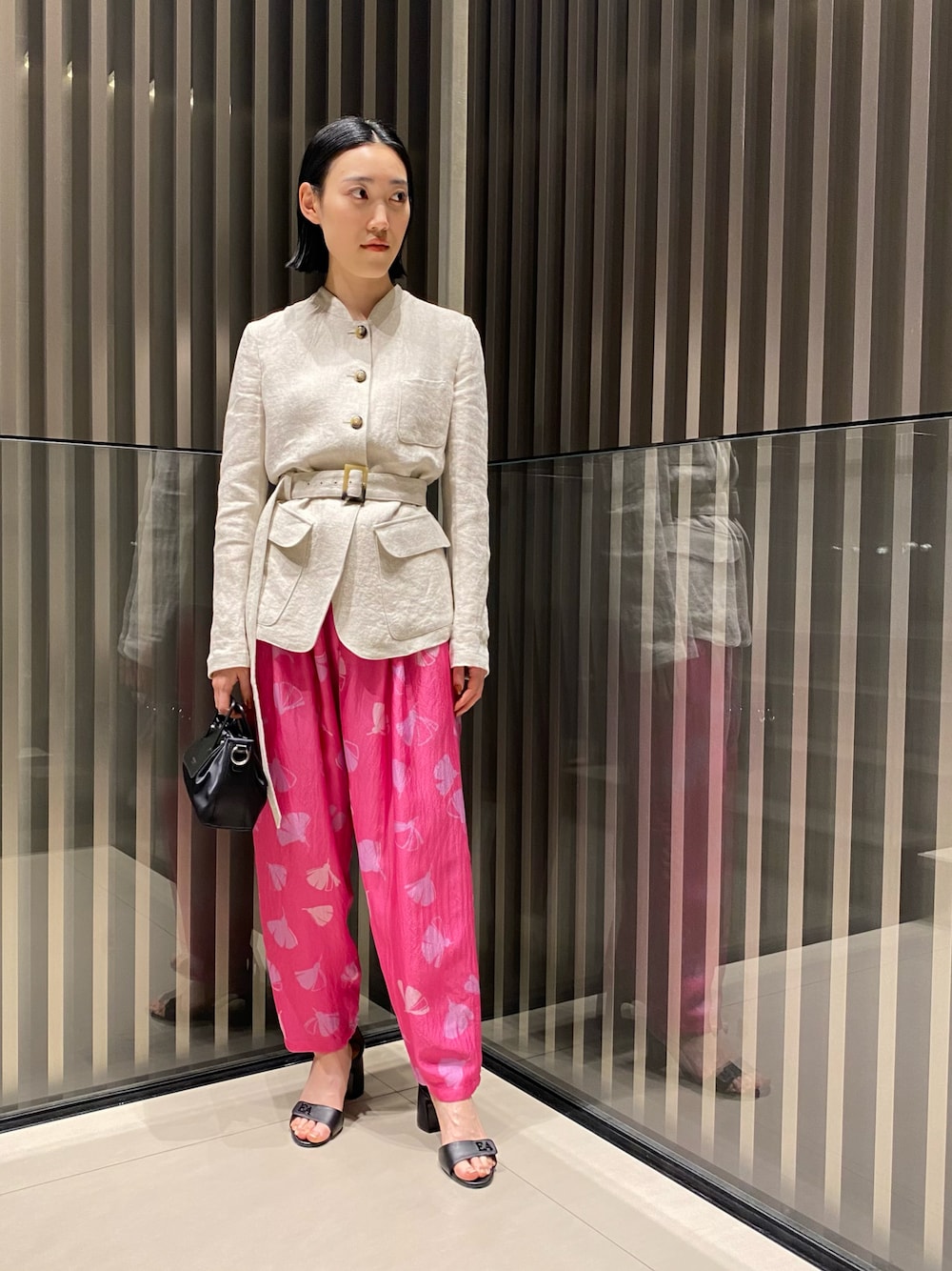 「EMPORIO ARMANI、エンポリオアルマーニ、春、麻ジャケット、麻素材、ウエストマーク、ベルト付き、キレイめ、柄パンツ、ピンク、ピンクコーデ、春夏コーデ、初夏コーデ、低身長、ジャケットスタイル」｜「EMPORIO ARMANIのアイテム（ジャケット/アウター、ベージュ系）」を使った、MAMIさん（レディース・157cm）の春コーディネートの1枚目の写真