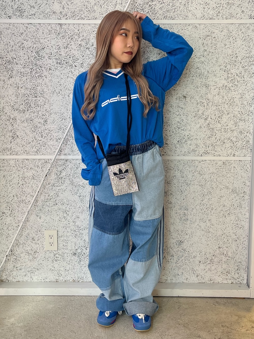 adidas（アディダス）の「ラインストーンポーチ ショルダー