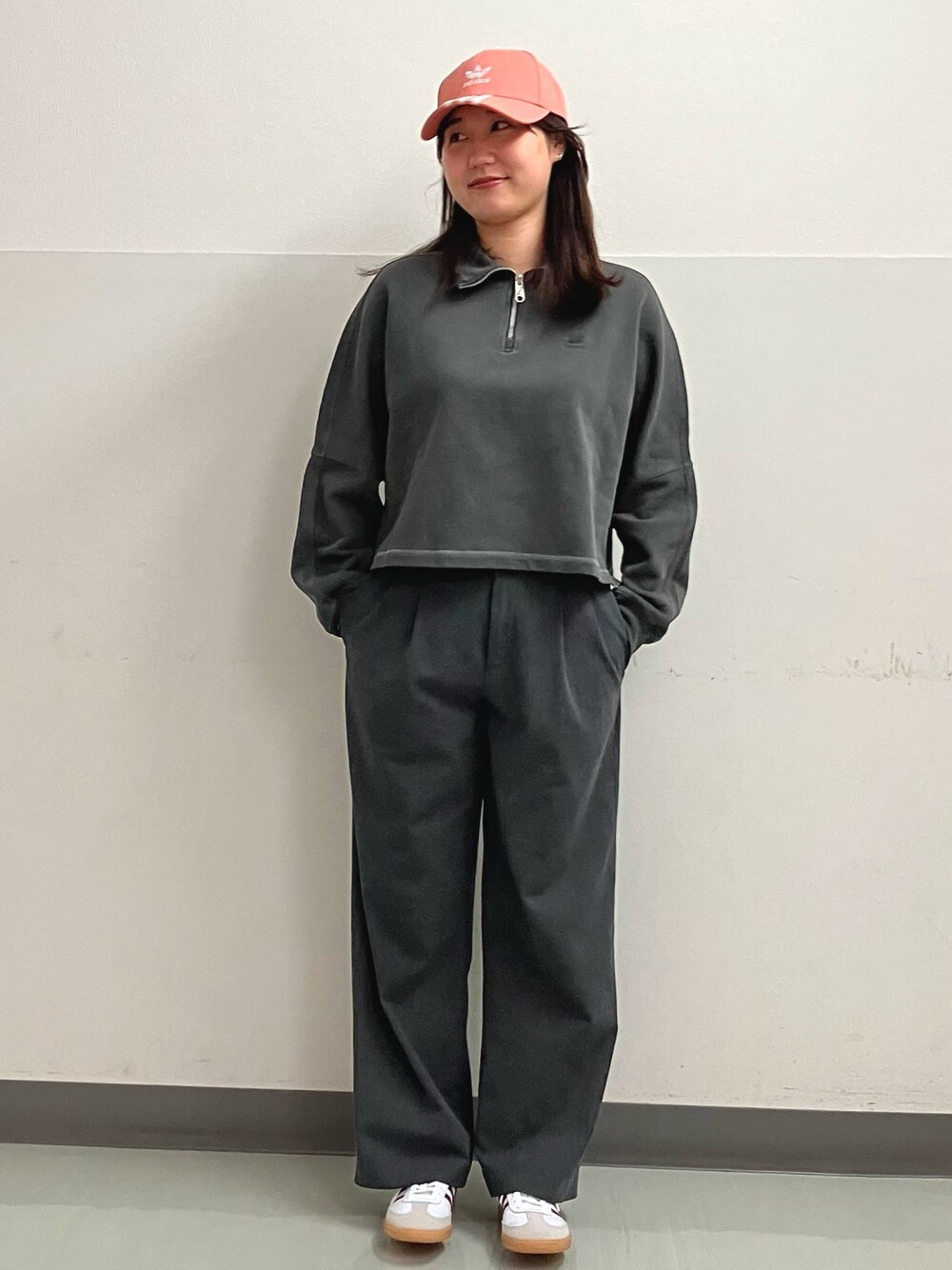 「スウェット、スニーカー、adidas、アディダス、adidas originals、クロップドトップス、アディダスオリジナルス、サンバ、ハーフジップ」｜「adidasのエッセンシャルズ+ スウェット / アディダスオリジナルス adidas Originals（スウェット、ブラック系）」を使った、HYさん（レディース・161cm）の春コーディネートの1枚目の写真