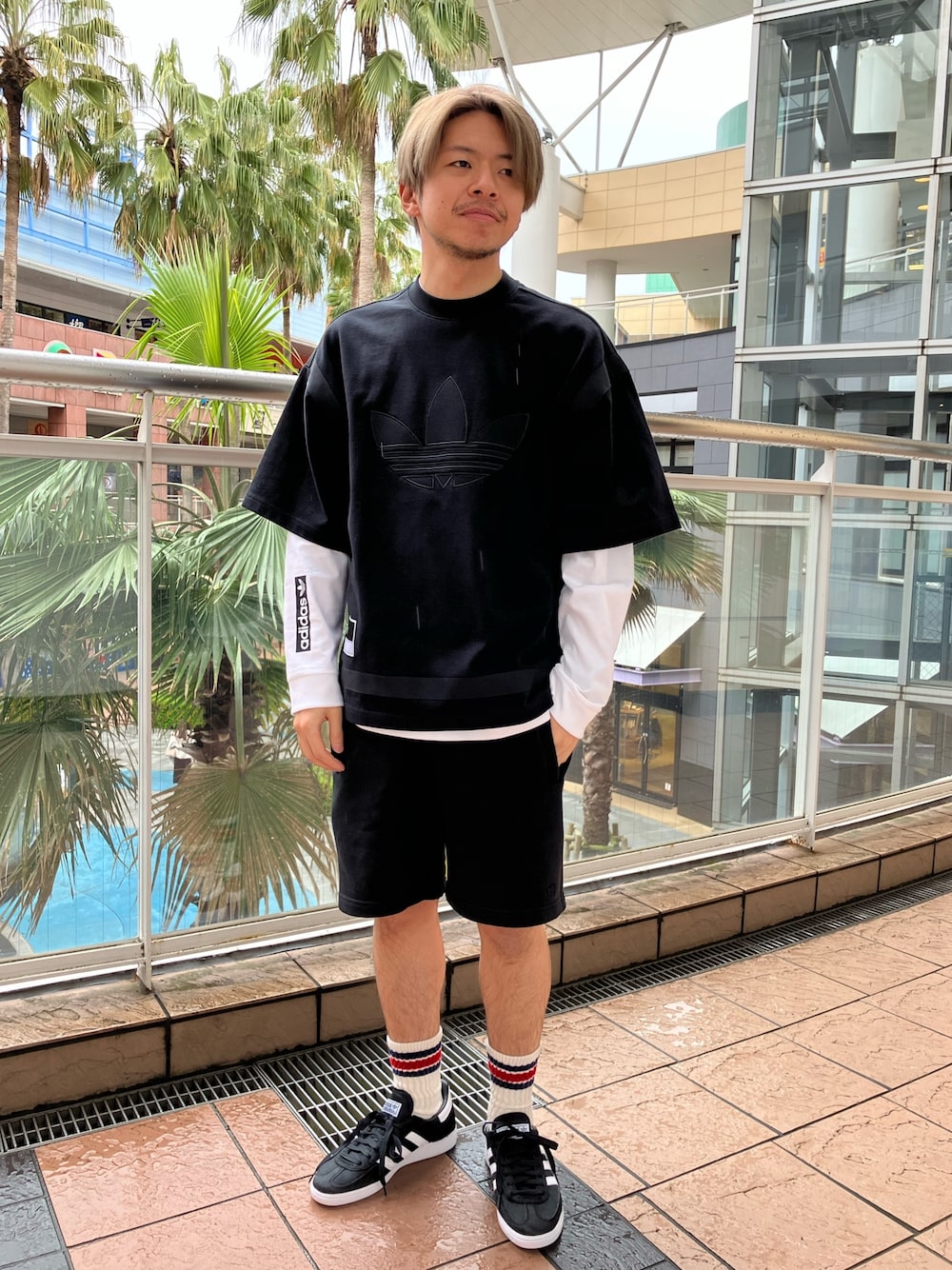 「スニーカー、Tシャツ、adidas、アディダス、ハーフパンツ、ショーツ、adidas originals、アディダスオリジナルス、半袖Ｔシャツ、ハンドボールスペツィアル」｜「adidasのクラシック ストリート プレミアム アディブレイクTシャツ（トップス、ブラック系）」を使った、TSさん（メンズ・170cm）の春コーディネートの1枚目の写真