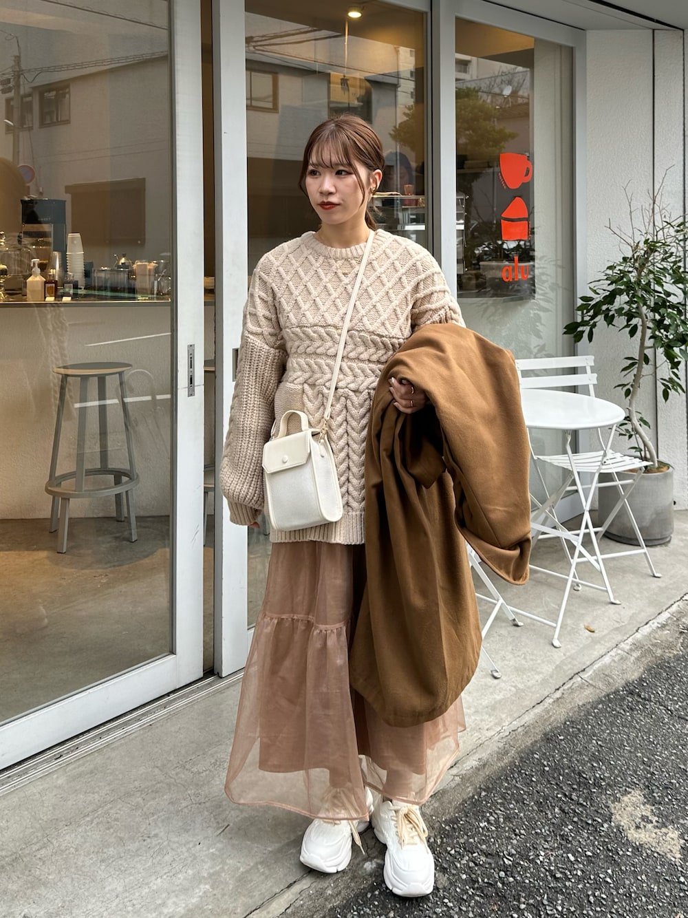 「おでかけコーデ、カジュアルスタイル、ラクチンコーデ、大人女子、おしゃれさんと繋がりたい、オトナカワイイ、ゆるコーデ、スカートコーデ、スニーカーコーデ、淡色コーデ、スニーカー、今日のコスメと服」｜「moi tyttoのボリューム編地切替えニット（ニット/セーター、ベージュ系）」を使った、yunaさん（骨格ウェーブ・レディース・162cm）の冬コーディネートの1枚目の写真