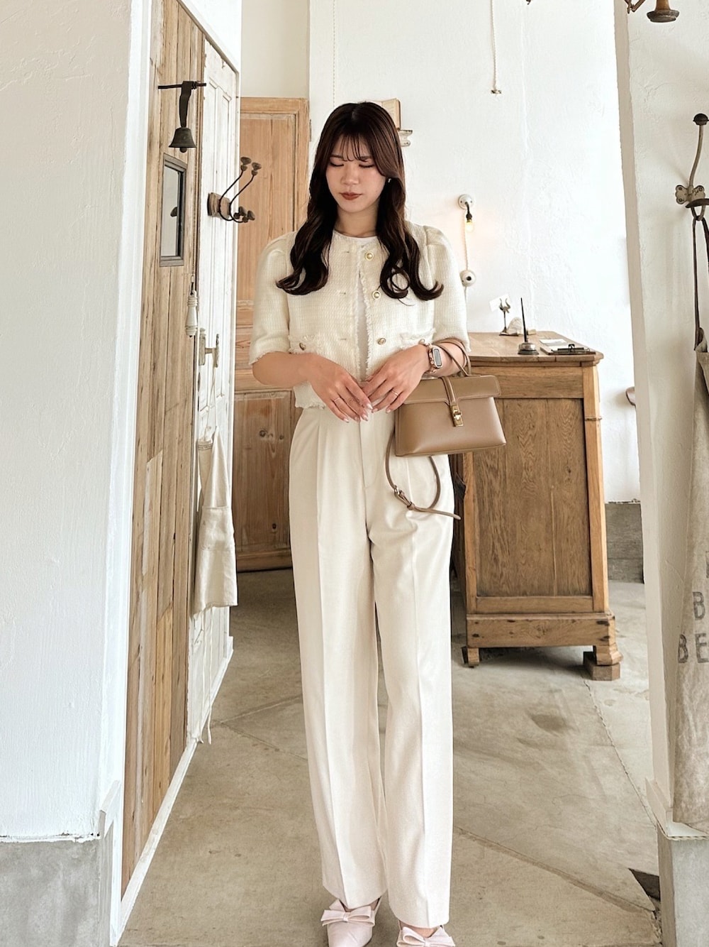 「夏コーデ、大人女子、お出かけコーデ、春夏コーデ、パンツスタイル、おでかけコーデ、大人可愛い、キレイめ、シンプルスタイル」｜「UNIQLOのアイテム（スラックス、ホワイト系）」を使った、yunaさん（骨格ウェーブ・レディース・162cm）の夏コーディネートの1枚目の写真